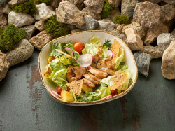 салат с глазированным цыпленком