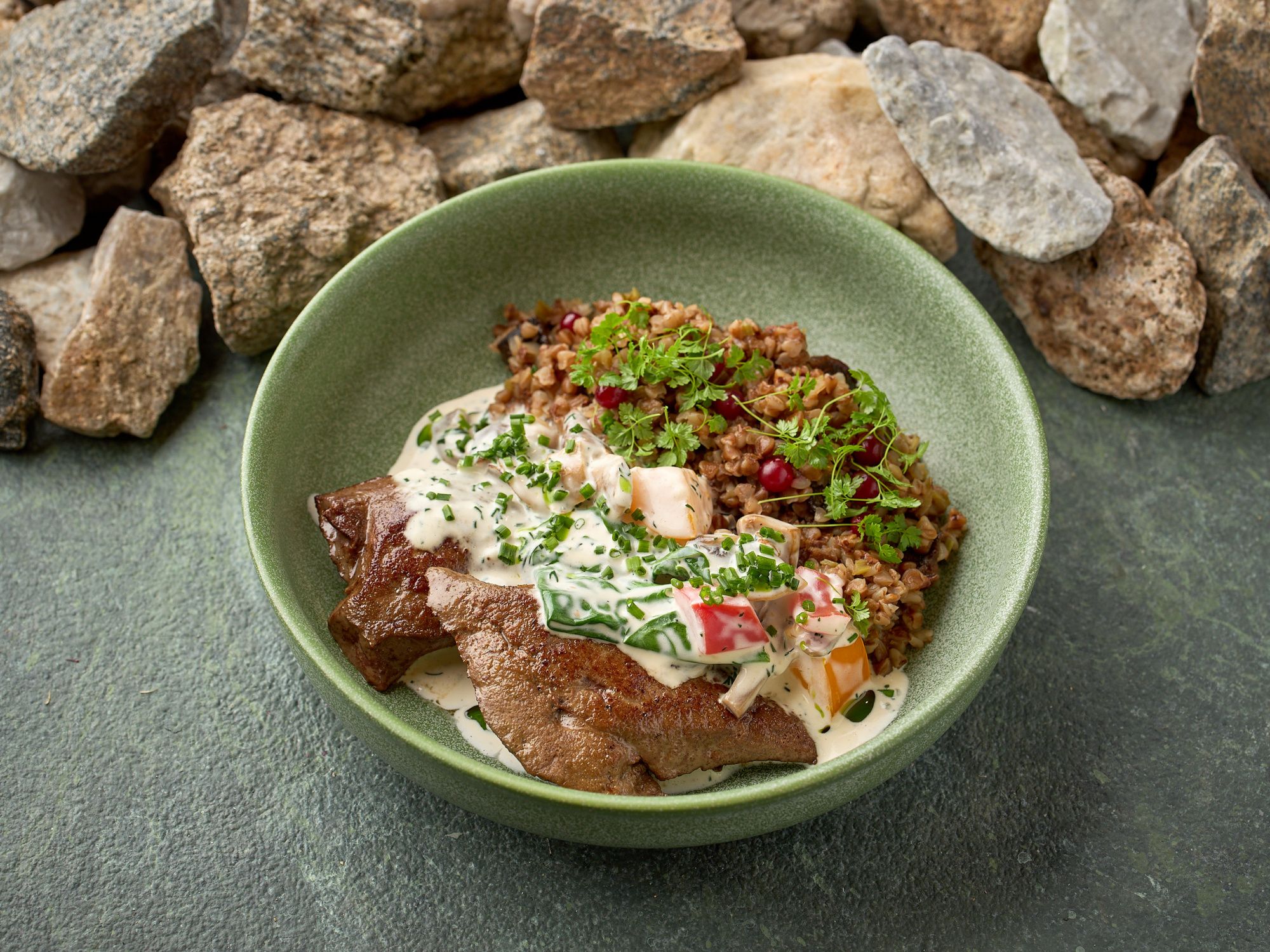 Говяжья печень с гречихой и красноголовиками